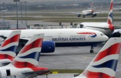 La aerol&iacute;nea British Airways (BA) anunci&oacute; ayer 5 de agosto que suspende temporalmente sus vuelos a Sierra Leona y Liberia, debido al brote de &eacute;bola registrado en &Aacute;frica Occidental. 