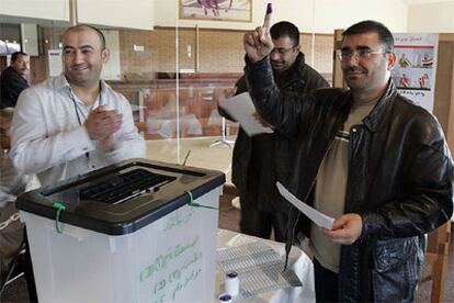 El iraquí Ahmad Albahadili se convierte en el primero en votar en una mesa habilitada en Pomona (California).