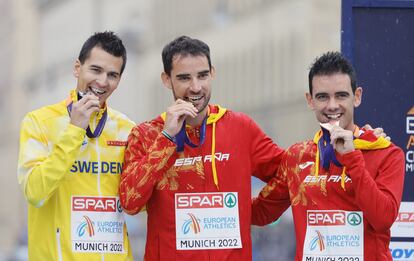 De izquierda a derecha, Perseus Karlstrom de Suecia (plata), Álvaro Martín (oro) y Diego García (bronce) con las medallas.