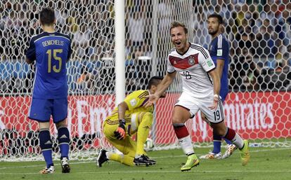 Goetze comemora seu gol. 