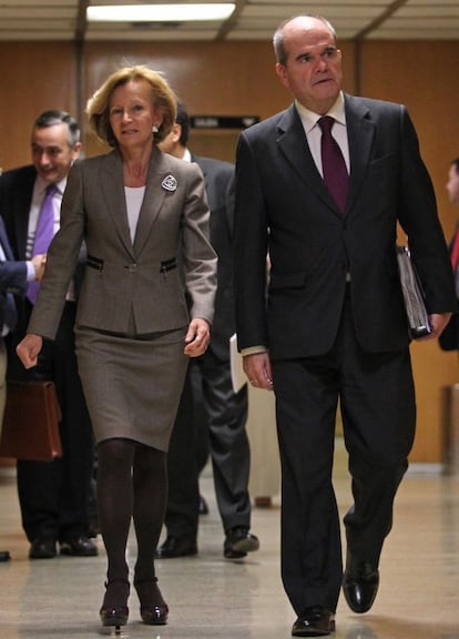 Elena Salgado y Manuel Chaves, en el último Consejo de Política Fiscal.