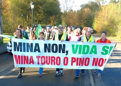 Protesta contra la reapertura de la explotación de cobre en Touro, en una imagen difundida por la plataforma organizadora.