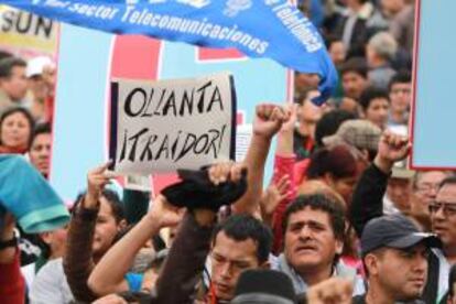 Cientos de miembros de la Confederación General de Trabajadores del Perú (CGTP) marchan por las calles en Lima (Perú).