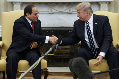 El presidente de EEU, Donald Trump, saluda a su homólogo egpcio, Abdelfatá Al Sisi, en la Casa Blanca.