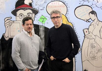 Jorge Sanz y David Trueba, en la redacción de EL PAÍS.