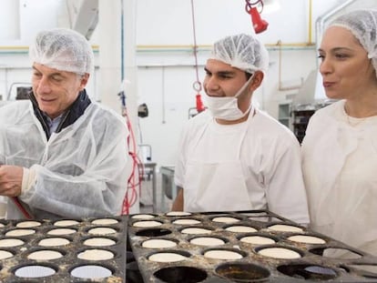 Mauricio Macri y la gobernadora de Buenos Aires, Mar&iacute;a Eugenia Vidal, visitan una pasteler&iacute;a artesanal, el 9 de junio.