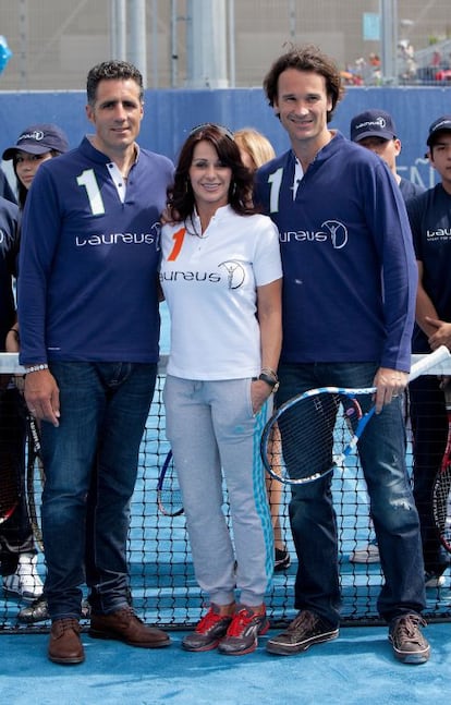 Miguel Indurain, Nadia Comaneci y Carlos Moya presentan la fundación 'Pasa La Red'.