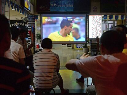 Gente viendo un partido del Mundial de Rusia en un bar.