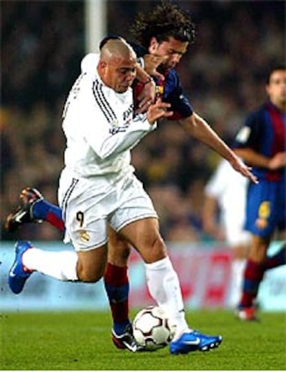 Ronaldo conduce el balón y Motta intenta desequilibrarlo.