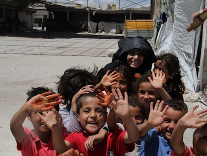 La periodista Ruqayya Al-Abadi, en un campamento de desplazados en el norte de Siria. Imagen cedida