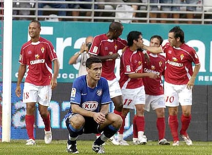 Pablo, en cuclillas, tras el gol del Murcia, celebrado por sus jugadores.