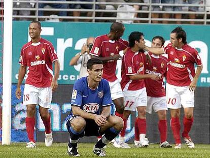 Pablo, en cuclillas, tras el gol del Murcia, celebrado por sus jugadores.