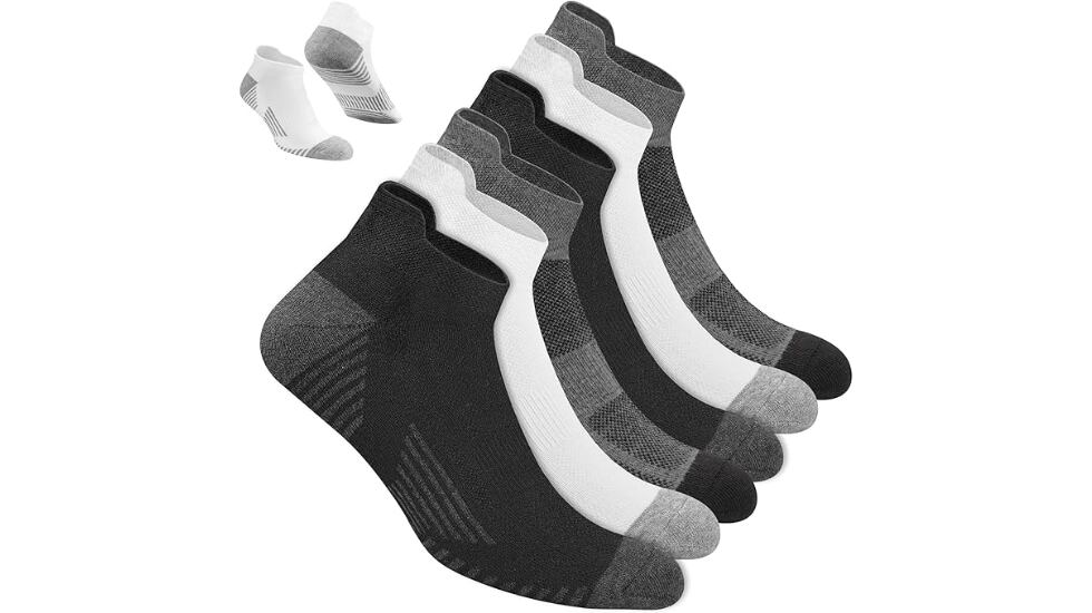 Vista de seis pares de calcetines deportivos.