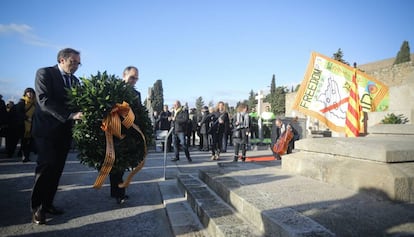 Jordi Turull i Josep Rull a l&#039;ofrena a la tomba de Maci&agrave;.