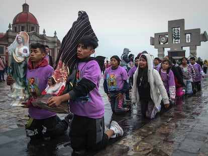 Personas cruzan la explanada de la Basílica de la Virgen de Guadalupe de rodillas, este lunes 11 de diciembre.