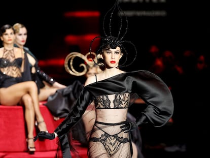 Modelos de Andrés Sardá, la firma que ha abierto este jueves la Semana de la Moda de Madrid.