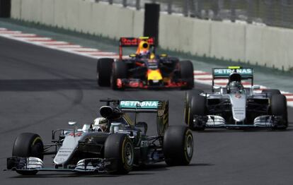 Lewis Hamilton rueda por delante de Rosberg.