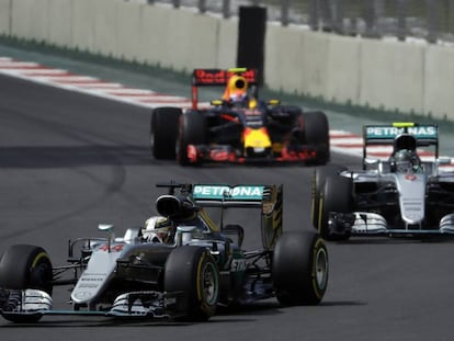 Lewis Hamilton rueda por delante de Rosberg.