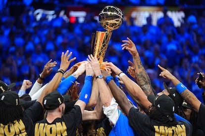 Los jugadores del Thunder levantan el trofeo Larry O'Brien tras vencer a los Pacers.