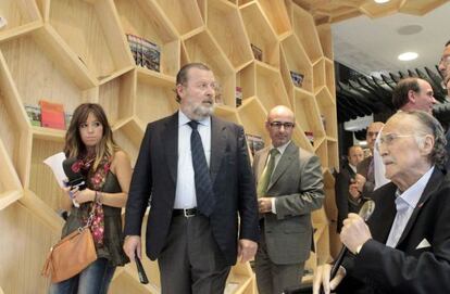 Iñaki Azkuna, a la derecha, José Luis Sabas y Andoni Aldecoa, en la nueva Oficina de Turismo de Bilbao.