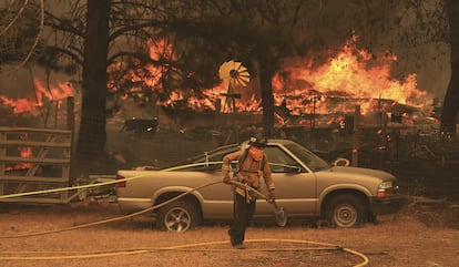 El fuego principal en Spring Valley se lleva por delante dos casas, el lunes 6 de agosto de 2018.