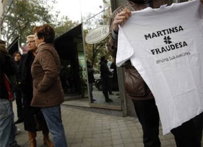 Un grupo de damnificados por la declaración de concurso de acreedores de la compañía protesta frente a la sede de la inmobiliaria en Madrid.