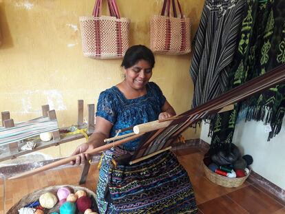 Una de las artesanas adscritas a Ethical Fashion Guatemala.