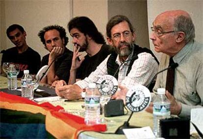 De izquierda a derecha, el músico Manu Chao, los cineastas Javier Corcuera y Fernando León, el sociólogo Tomás Rodríguez Villasante y el escritor José Saramago.