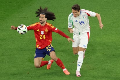 Marc Cucurella protege el balón frente a Federico Chiesa.