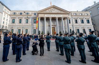 Izado de la bandera de España en el exterior de la Cámara baja.