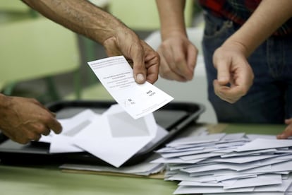 Recuento de votos en el colegio Collaso i Gil de Barcelona.