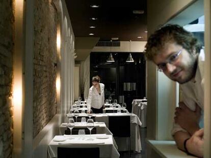 Rafael Peña y Mireia Navarro, en el restaurante Gresca de Barcelona. Abajo, <i>carpaccio</i> de pulpo con butifarra negra.