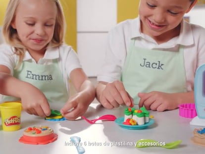 Dos niños jugando con plastilina de Playdoh en un vídeo promocional.