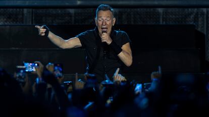 Bruce Springsteen, en su concierto en el Estadi Olímpic de Barcelona, este viernes.