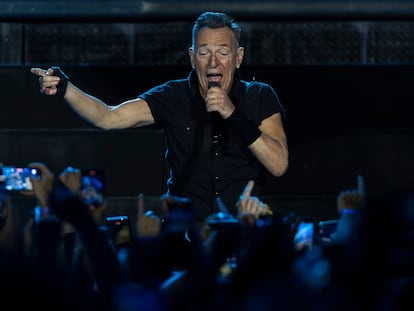 Bruce Springsteen, en su concierto en el Estadi Olímpic de Barcelona, este viernes.