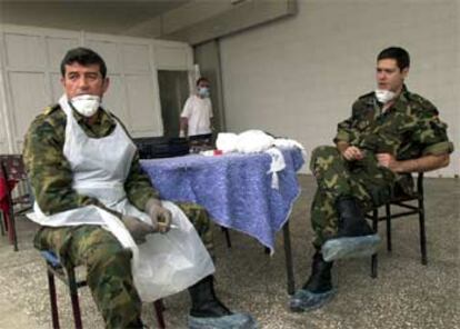 Dos médicos militares españoles, en una morgue provisional cerca de Trabzon el 27 de mayo de 2003.
