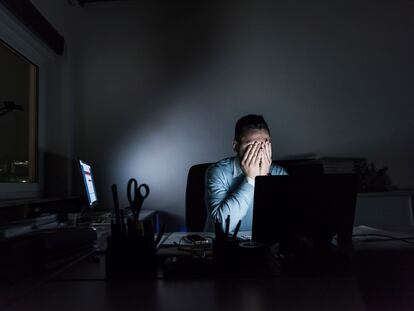 Un trabajador agotado en su puesto de trabajo.