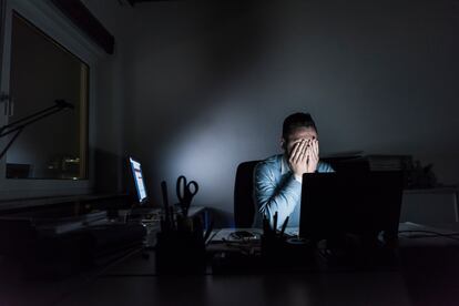 Un trabajador agotado en su puesto de trabajo.