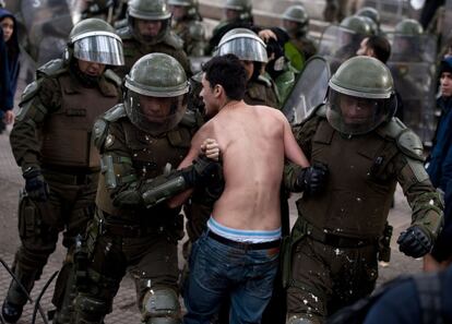 Policías detienen a uno de los estudiantes en las protestas de este jueves en Santiago de Chile. Los manifestantes exigen una participación en el diseño de las políticas educativas de Chile.