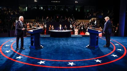 Joe Biden y Donald Trump en el escenario de su debate previo, en octubre de 2020.