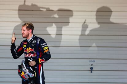 Vettel celebra la victoria ante la camara.