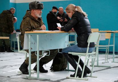 Un hombre se registra en un punto de movilización militar, este sábado en la ciudad de Donetsk.