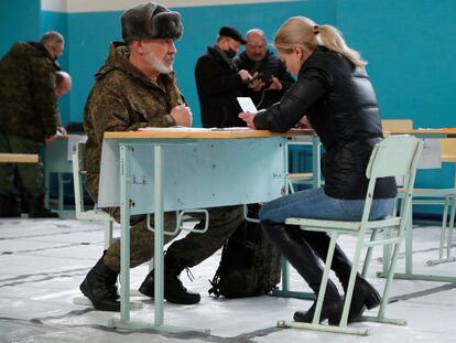 Un hombre se registra en un punto de movilización militar, este sábado en la ciudad de Donetsk.