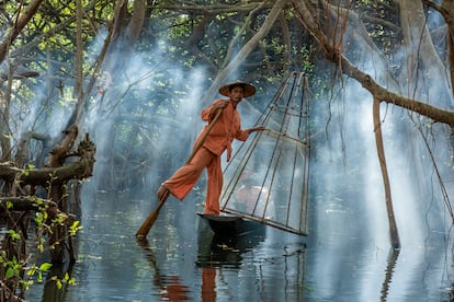 Islas Myeik (Myanmar). El archipiélago Myeik lo forman alrededor de mil islas e islotes en las límpidas aguas del océano Índico; la principal es Mayanpin Kyun, en el extremo sur de la antigua Birmania y del golfo de Bengala. Posee unos de los fondos favoritos de los buceadores en Asia, que en su mayoría exploraban enrolados en un viaje organizado desde el cercano puerto tailandés de Ranong hasta el golpe de Estado de la Junta militar, perpetrado el 1 de febrero de 2021. Por ahora un paraíso no recomendable para los turistas, pues el Ministerio de Exteriores español desaconseja el viaje, pues "la situación de seguridad en el país continúa siendo altamente volátil".