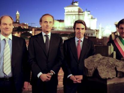 De izquierda a derecha, el hijo de Rueda, Jos&eacute; Luis Rueda; el ministro italiano de Pol&iacute;tica Comunitaria, Andrea Ronchi; el expresidente Aznar y el alcalde de Roma, Gianni Alemanno.