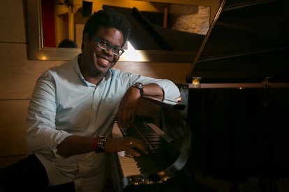 El pianista Iván González Lewis en los estudios de grabación Cezanne Producciones en Las Rozas de Madrid.