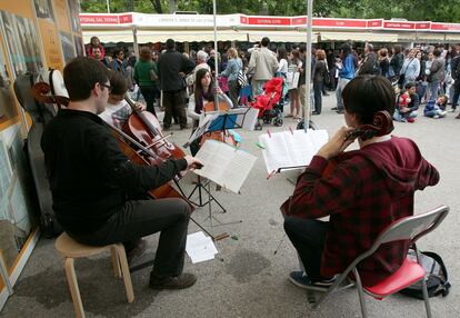 Músicos animan la mañana en la Feria del Libro de Madrid.