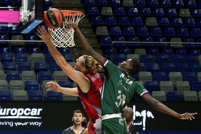 Yannick Nzosa intenta evitar la canasta de Scott Eatherton en el Unicaja-Manresa.