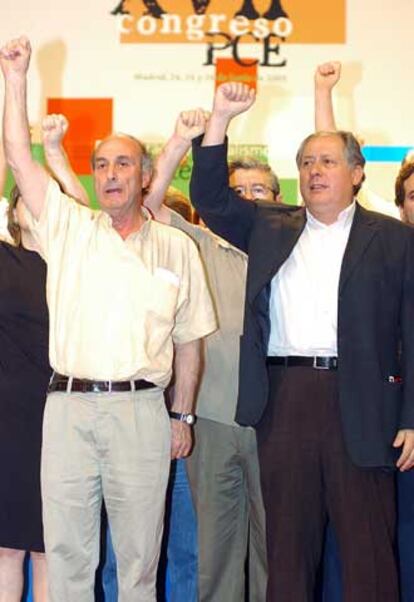 Frutos (izquierda) y Alcaraz cantan <i>La Internacional</i> al cierre del congreso.