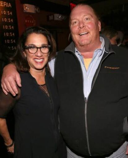 Mario Batali y su esposa, Susi Cahn, en octubre de 2015 en Nueva York.